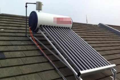 Không biết mẹo, gia chủ lắp bình nước nóng mặt trời rét run